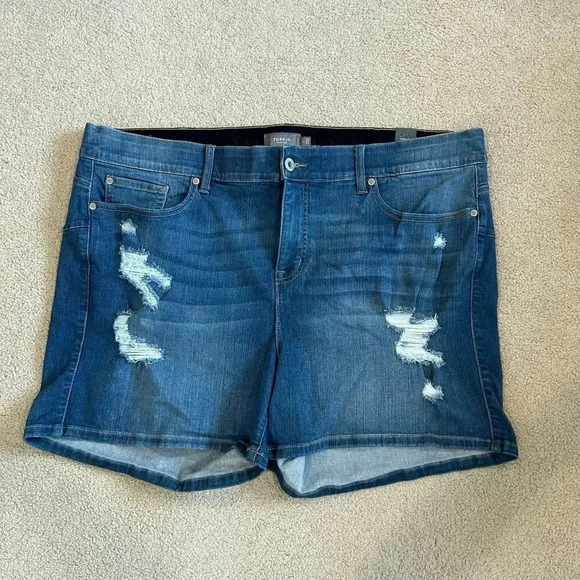 NWT Torrid 5 Inch Bombshell Premium Stretch High-Rise Distressed Shorts Size 24 - Picture 2 of 6